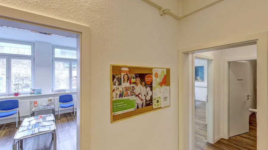 Helle, freundliche Praxisräume mit Blick ins Wartezimmer